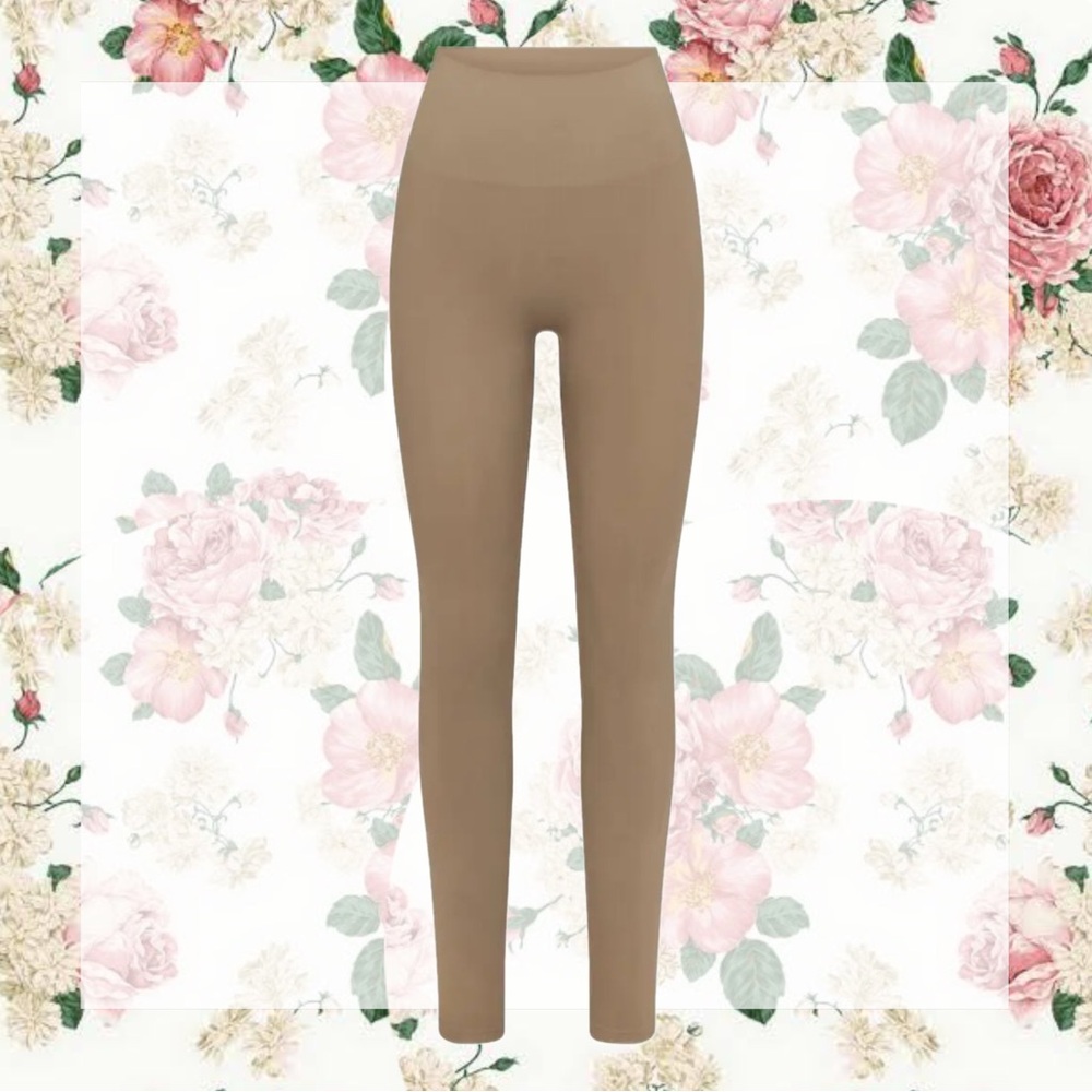 SKIMS Smoothing Seamless Legging in Desert size XS NWT!